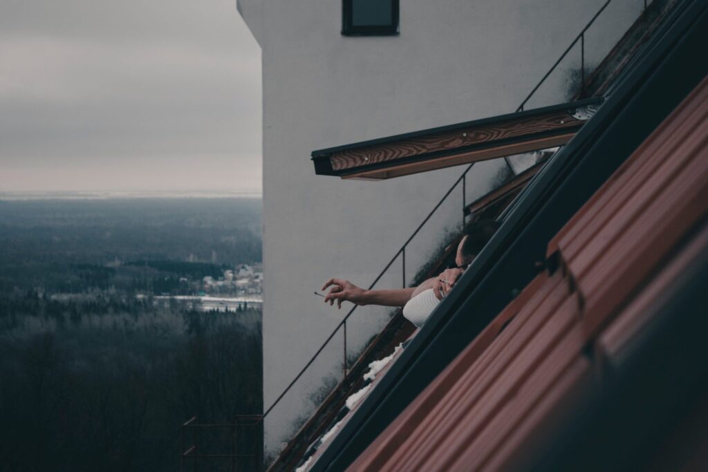 Geöffnetes Dachfenster Mann Zigarette